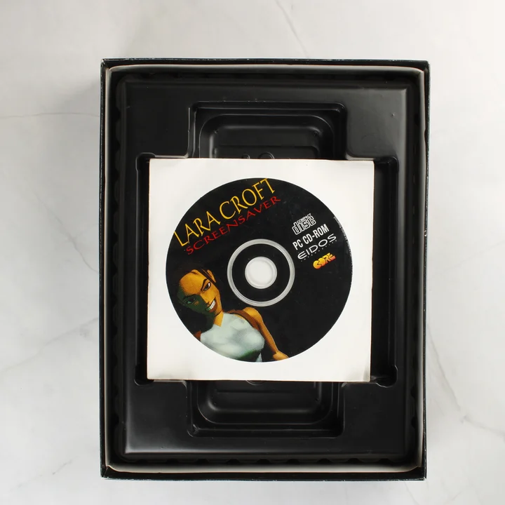 A Tomb Raider dobozának belseje a fekete tálcával és a bónusz képernyővédő CD-vel
