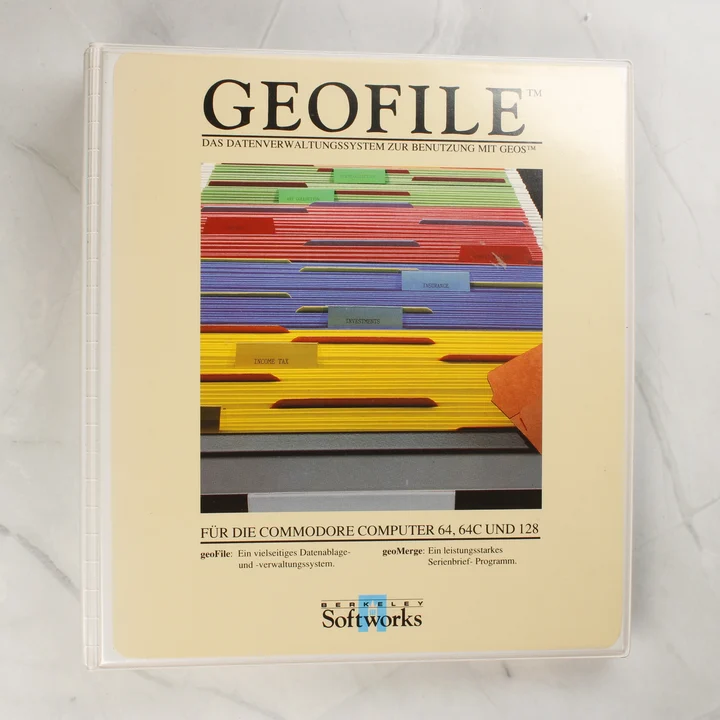 A geoFile szoftver fehér gyűrűs mappájának előlapja színes kartotékos illusztrációval.