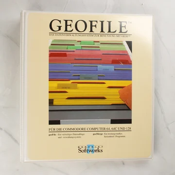 A geoFile szoftver fehér gyűrűs mappájának előlapja színes kartotékos illusztrációval.