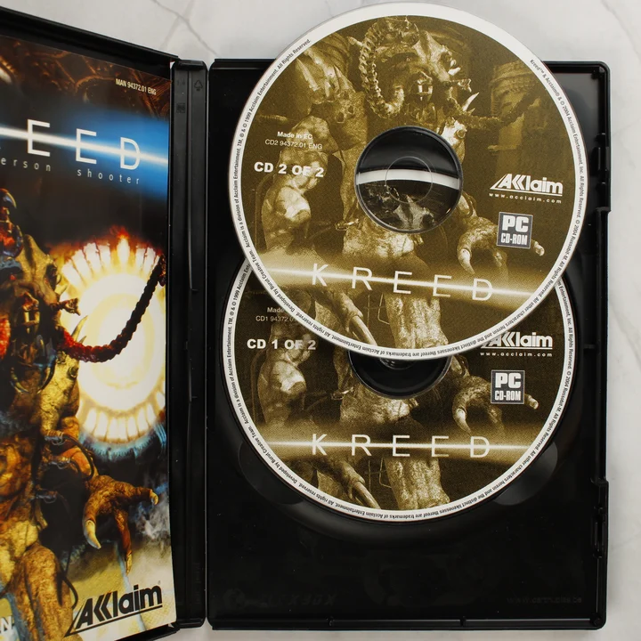 A nyitott tok a két Kreed CD-ROM lemezzel.