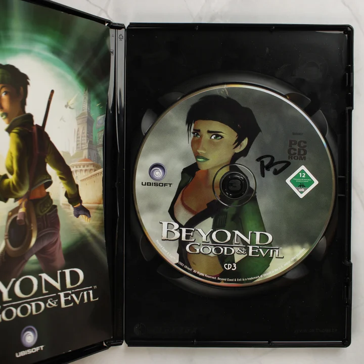 Beyond Good & Evil PC belső tartalom Beyond Good & Evil nyitott tok lemezzel és kézikönyvvel