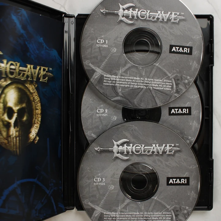 Az Enclave játék három CD-ROM lemeze a tokban
