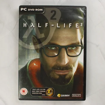 A Half-Life 2 PC-s videójáték elülső borítója Gordon Freeman képével.