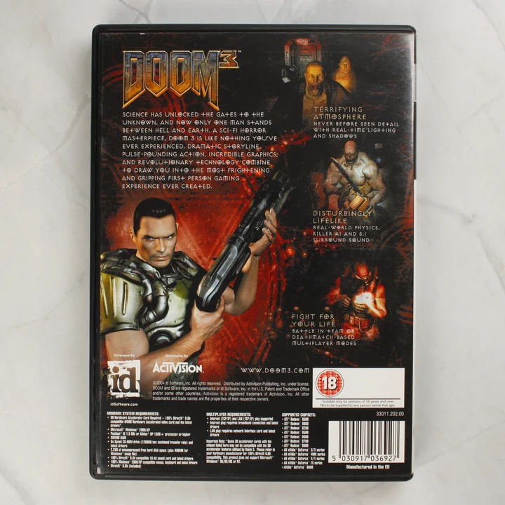 A Doom 3 PC-s videójáték hátoldali borítója a rendszerkövetelményekkel és leírással.