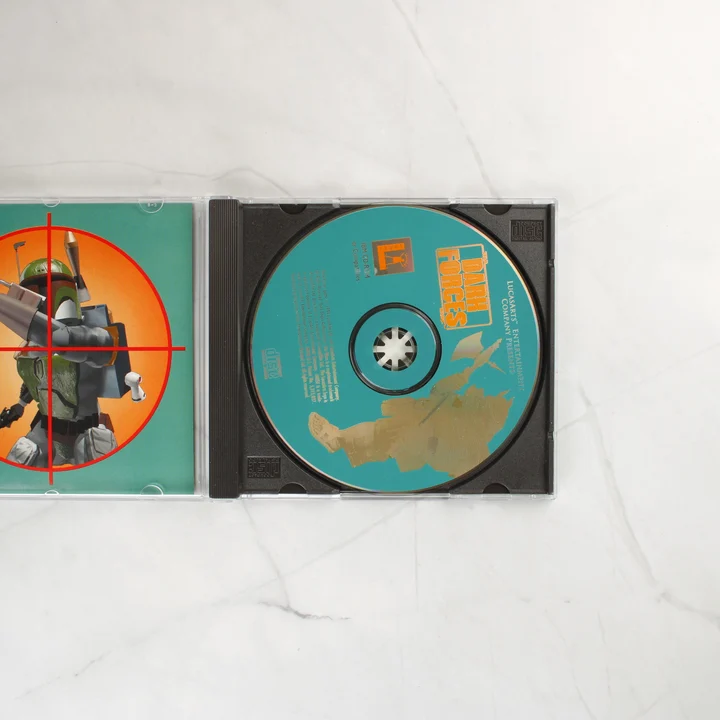 A Star Wars Dark Forces játék CD-je és a tok belső grafikája