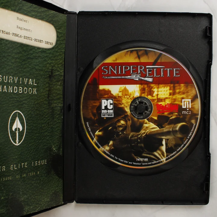 Sniper Elite nyitott tok lemezzel és kézikönyvvel