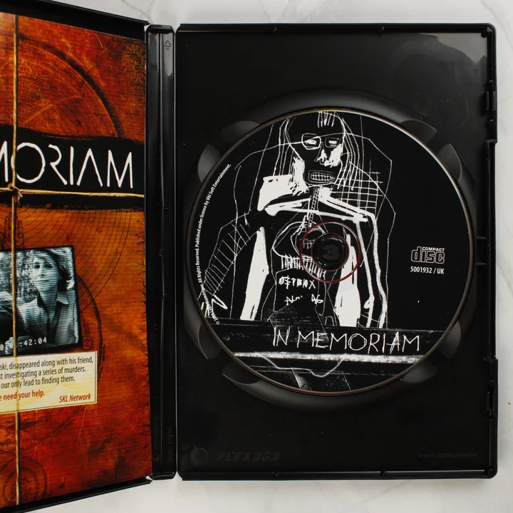 In Memoriam lemez és belső Nyitott játéktok az In Memoriam CD-ROM lemezzel