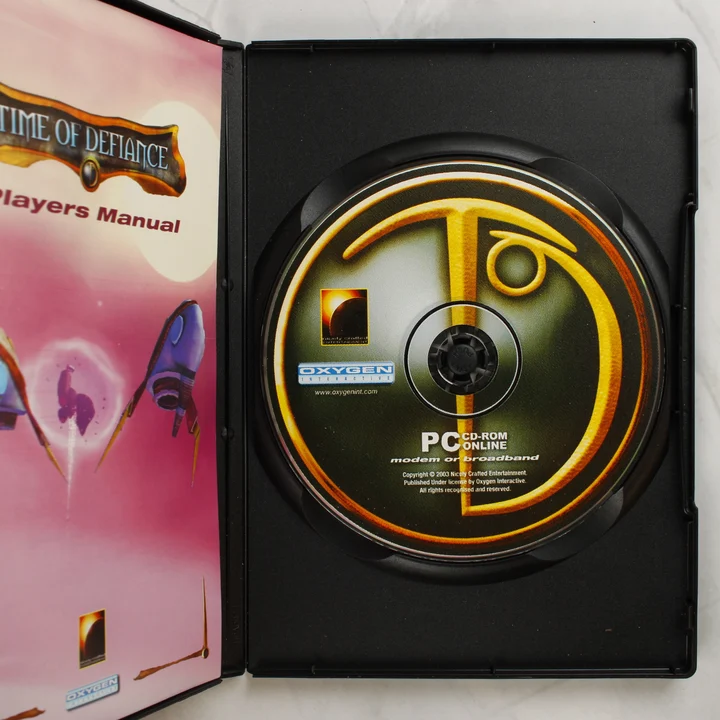 Time of Defiance PC belső tartalom A Time of Defiance nyitott tokja a CD-vel és a kézikönyvvel