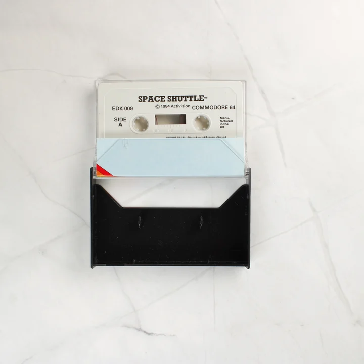 Space Shuttle Commodore 64 magnókazetta közelről