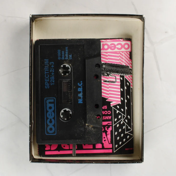 NARC ZX Spectrum kazetta és útmutató A NARC játék kazettája és útmutatója a dobozban