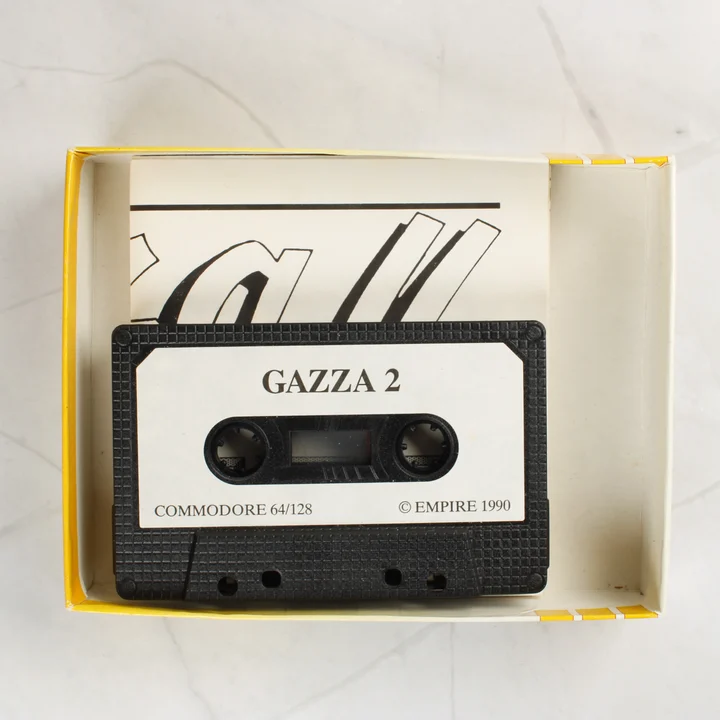 Gazza II magnetofonkazetta és kézikönyv a nyitott dobozban
