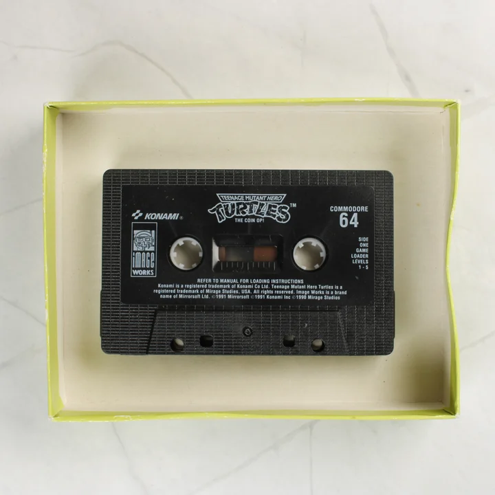 Fekete Commodore 64 kazetta a nyitott dobozban