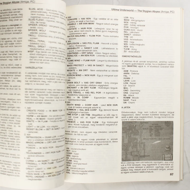 A Commodore Világ Évkönyv '92 belső oldala az Ultima Underworld leírásával.