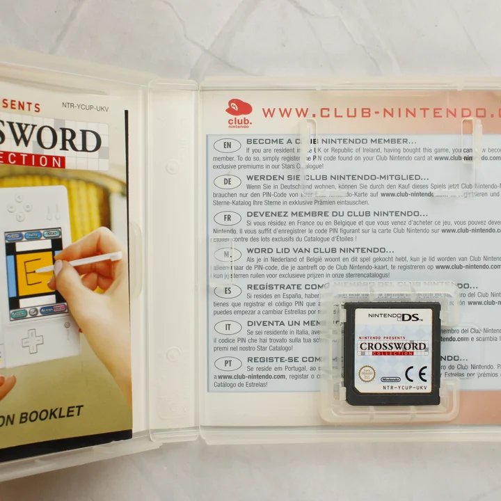 Nyitott Nintendo DS tok a játékkal és az útmutatóval