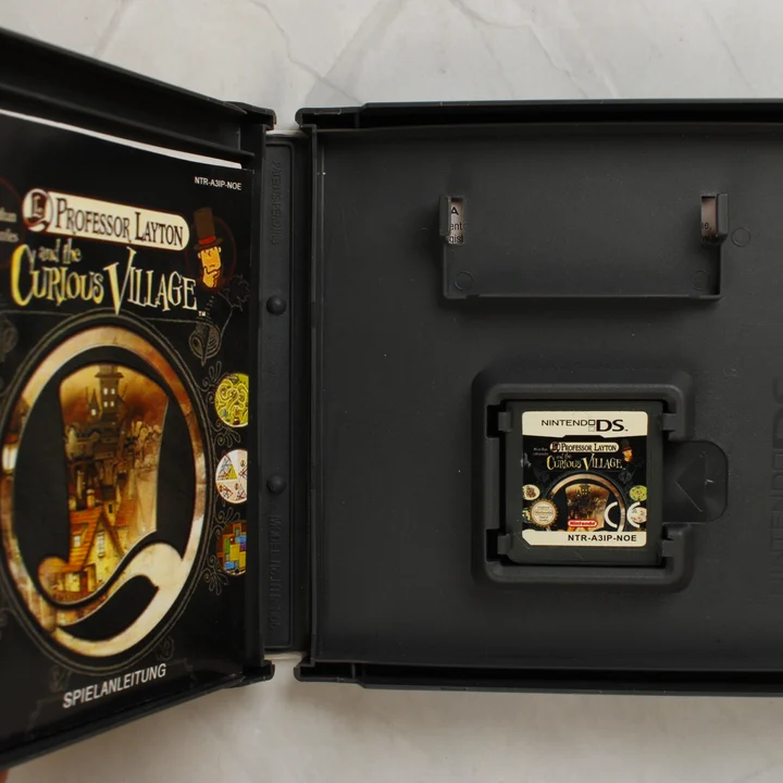 Professor Layton and the Curious Village Nintendo DS nyitott tok belső tartalma