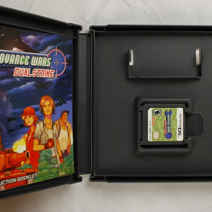 Nyitott Advance Wars: Dual Strike tok a cartridge-el és a kiskönyvvel