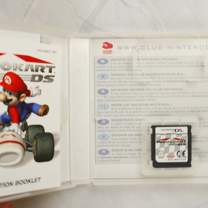 Mario Kart DS belső tartalom Nyitott Mario Kart DS tok a játékkal és kiskönyvvel