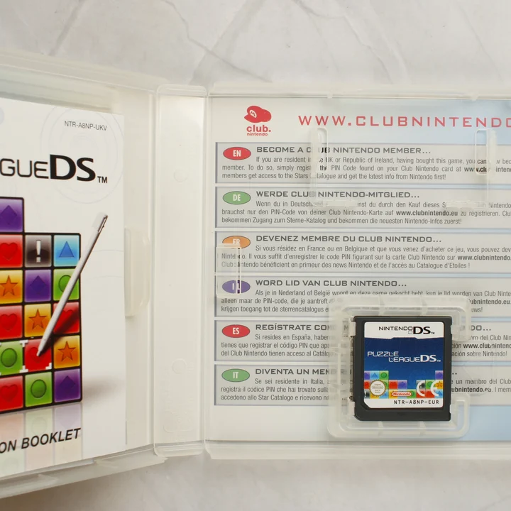 Puzzle League DS belső tartalom Nyitott Puzzle League DS tok a cartridge-dzsel és az útmutatóval
