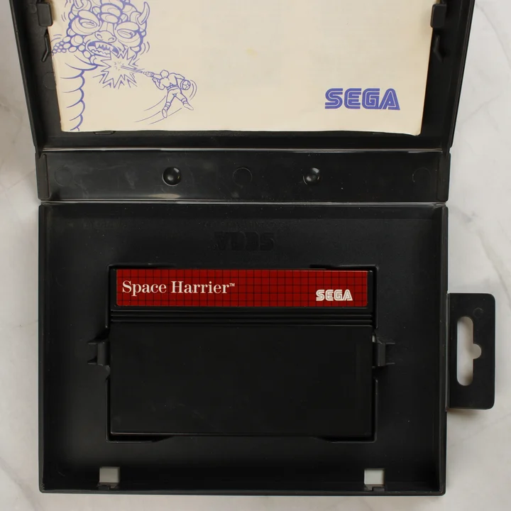 Nyitott Space Harrier játékdoboz a cartridge-dzsel és az útmutatóval