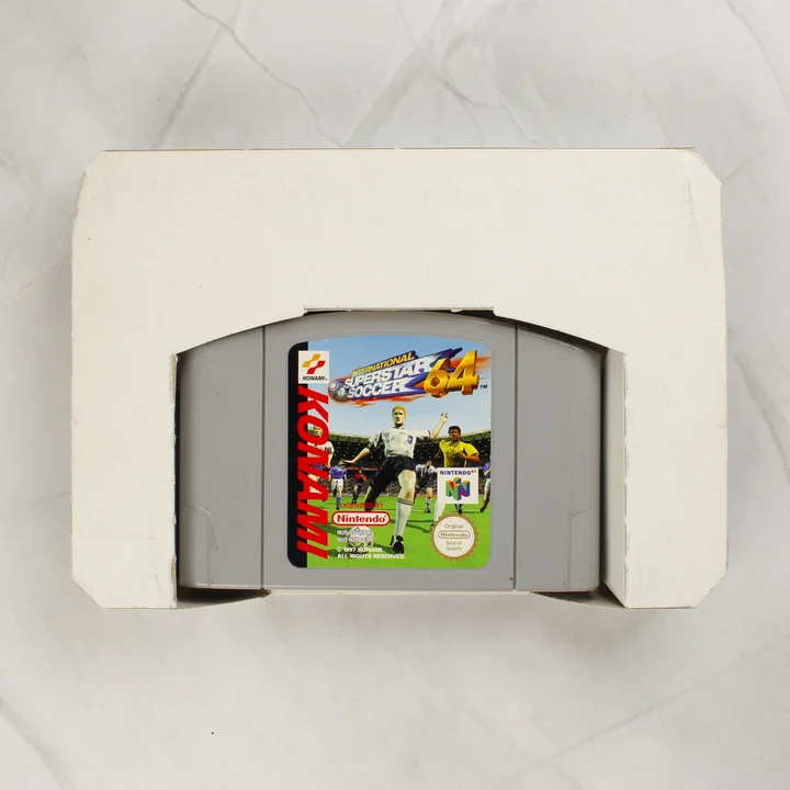 International Superstar Soccer 64 cartridge a belső tartóban