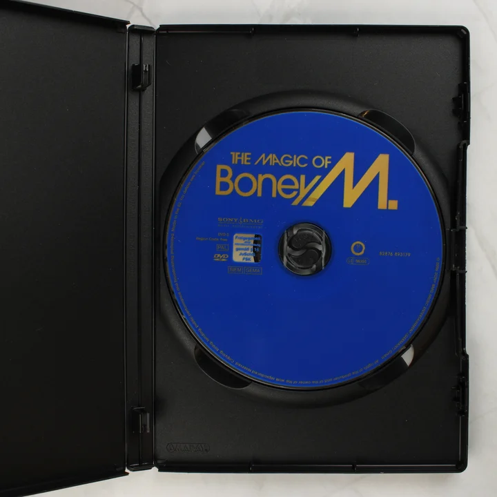 Nyitott DVD tok a kék színű lemezzel