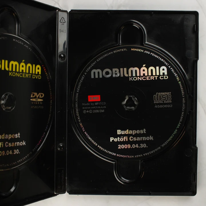 A nyitott tokban lévő Mobilmánia koncert CD