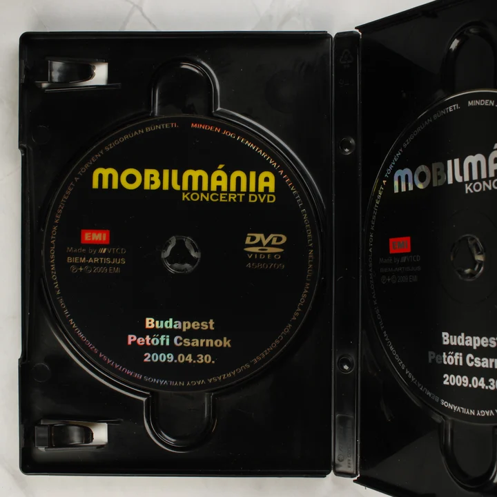 A nyitott tokban lévő Mobilmánia koncert DVD