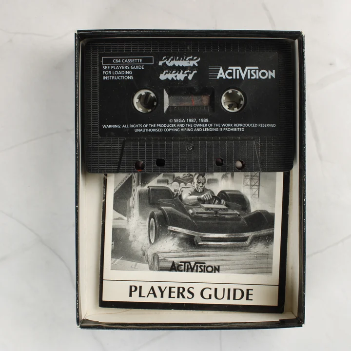 Power Drift C64 tartalom Power Drift C64 kazetta és használati útmutató a dobozban