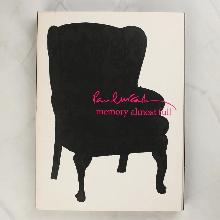 Paul McCartney Memory Almost Full előlap Paul McCartney Memory Almost Full albumának előlapja fekete fotel sziluettel