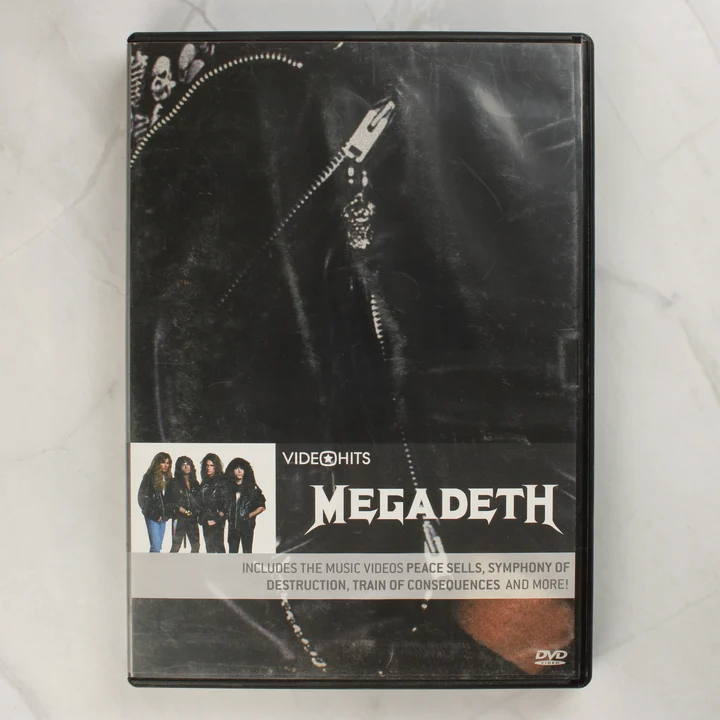 Megadeth Video Hits DVD előlapja bőrdzseki mintával és a zenekar fotójával