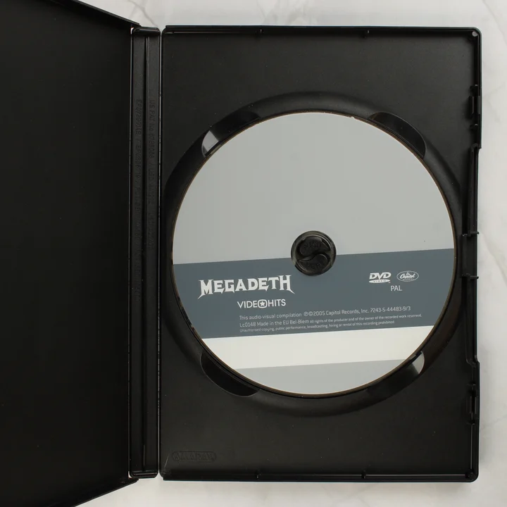 Nyitott DVD tok a Megadeth Video Hits lemezzel