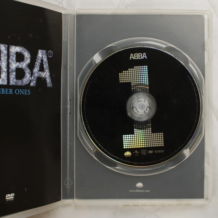 A nyitott DVD tok a fekete színű lemezzel
