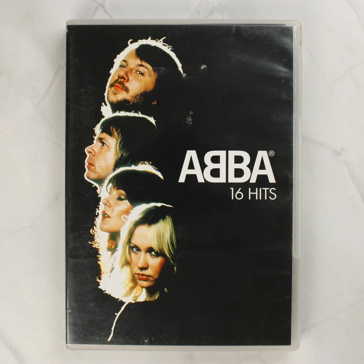ABBA 16 Hits DVD előlapi borítója fekete háttérrel és az együttes tagjaival