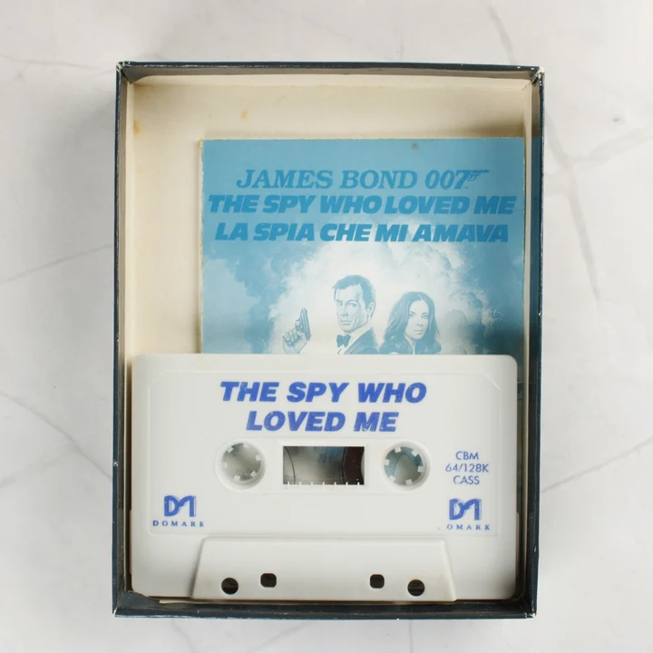 James Bond 007: The Spy Who Loved Me Commodore 64 kazetta és útmutató a dobozban