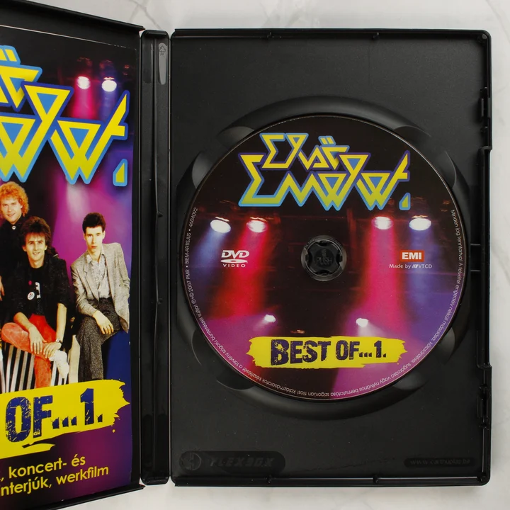 Nyitott DVD tok az Első Emelet lemezzel