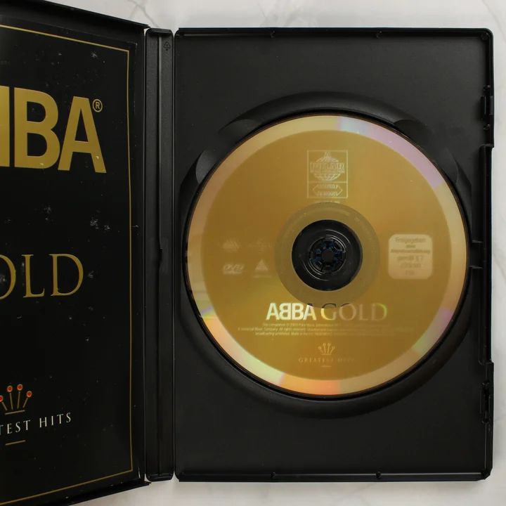 Nyitott ABBA Gold DVD tok az arany lemezzel