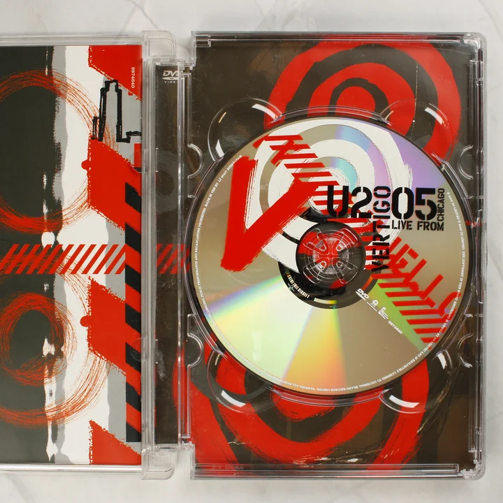 U2 Vertigo 2005 DVD belső Nyitott DVD tok a U2 Vertigo 2005 lemezzel