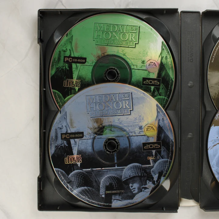 Két CD lemez a Medal of Honor Allied Assault Deluxe Edition tokjában