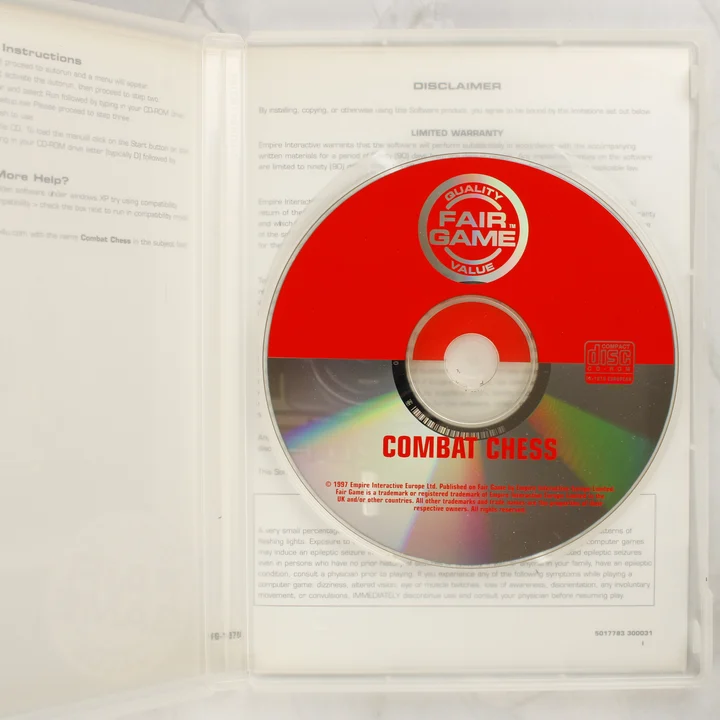 Combat Chess nyitott tok a CD-vel és az útmutatóval