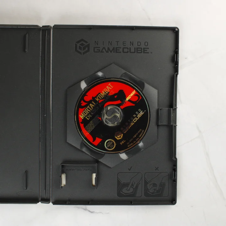Mortal Kombat Deadly Alliance Nintendo GameCube nyitott tok és lemez