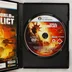 A nyitott tokban lévő World in Conflict DVD-ROM lemez és a kézikönyv széle.