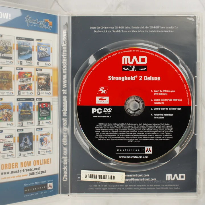 Stronghold 2 Deluxe PC lemez Stronghold 2 Deluxe nyitott tok és DVD lemez