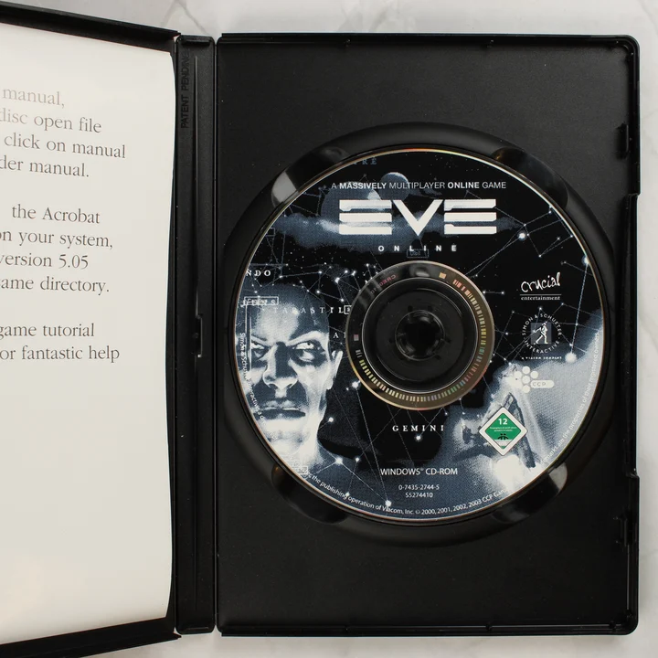 EVE Online nyitott tok a lemezzel és kézikönyvvel