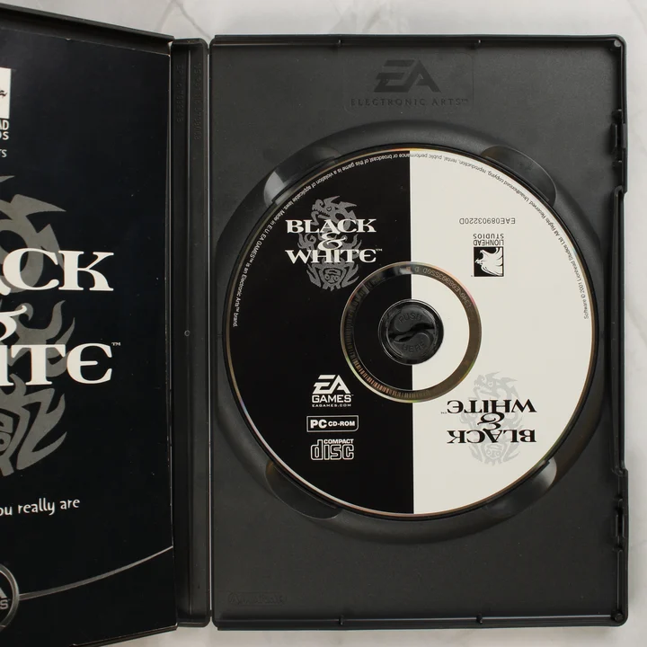 Black & White PC játék lemez Nyitott tok a Black & White CD lemezzel és kézikönyvvel