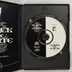 Nyitott tok a Black & White CD lemezzel és kézikönyvvel
