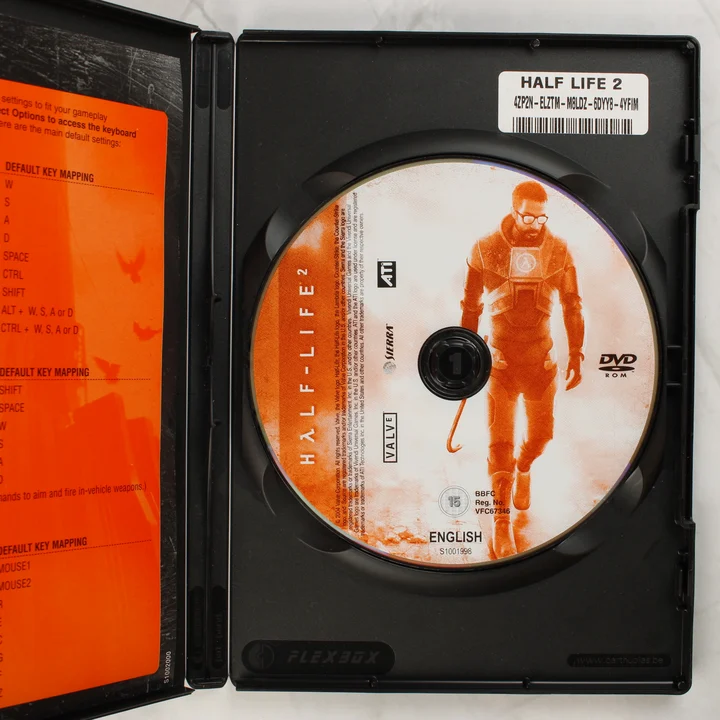 Half-Life 2 belső tartalom Half-Life 2 nyitott DVD-tok a lemezzel és a kóddal