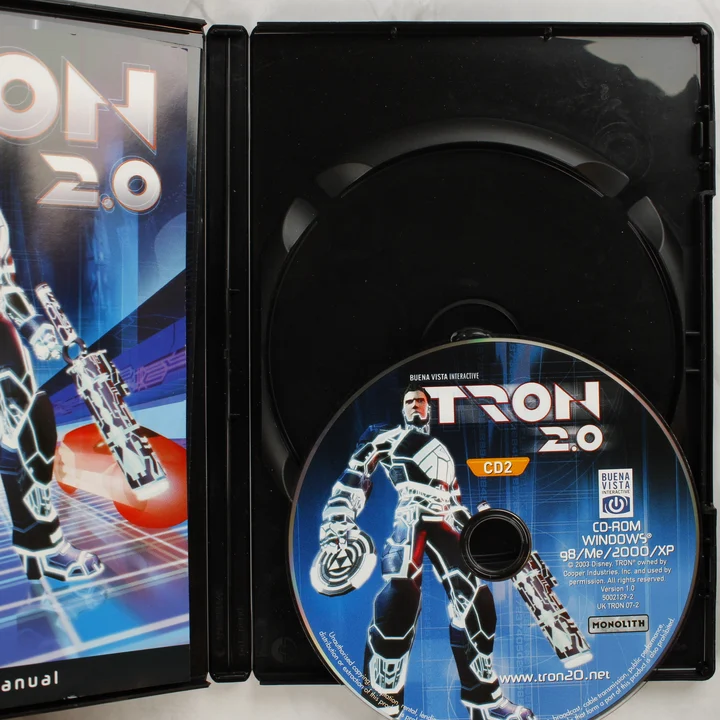 Tron 2.0 PC belső tartalom A Tron 2.0 nyitott tokja a CD-vel és a kézikönyvvel