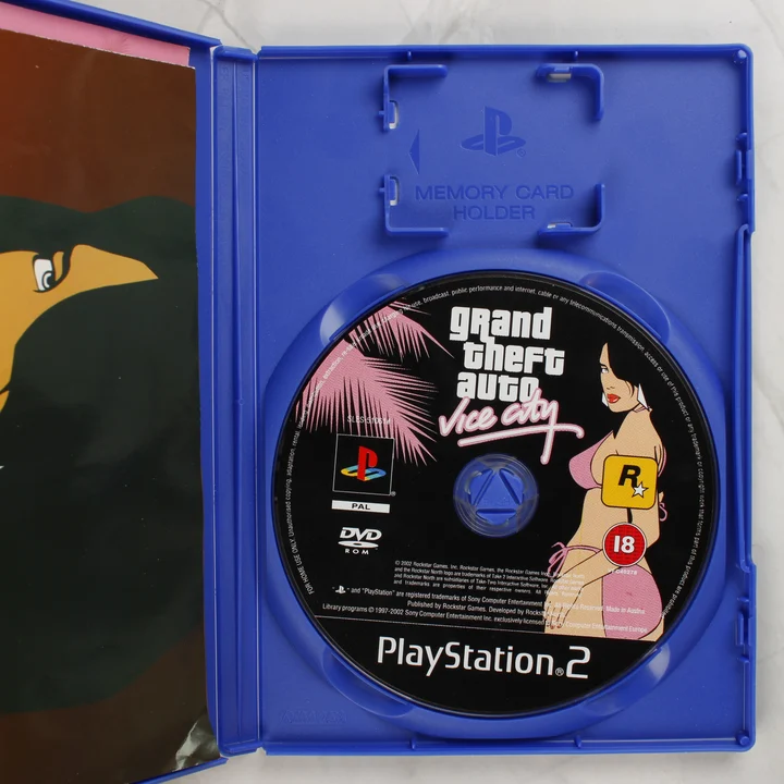 Nyitott PS2 tok a GTA Vice City lemezzel
