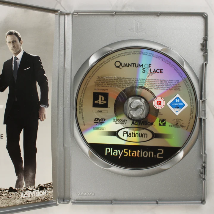 Nyitott PS2 tok a Quantum of Solace lemezzel és kézikönyvvel