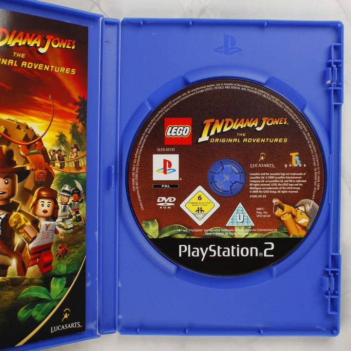 LEGO Indiana Jones PS2 lemez és belső Nyitott LEGO Indiana Jones PS2 tok a lemezzel és az útmutatóval